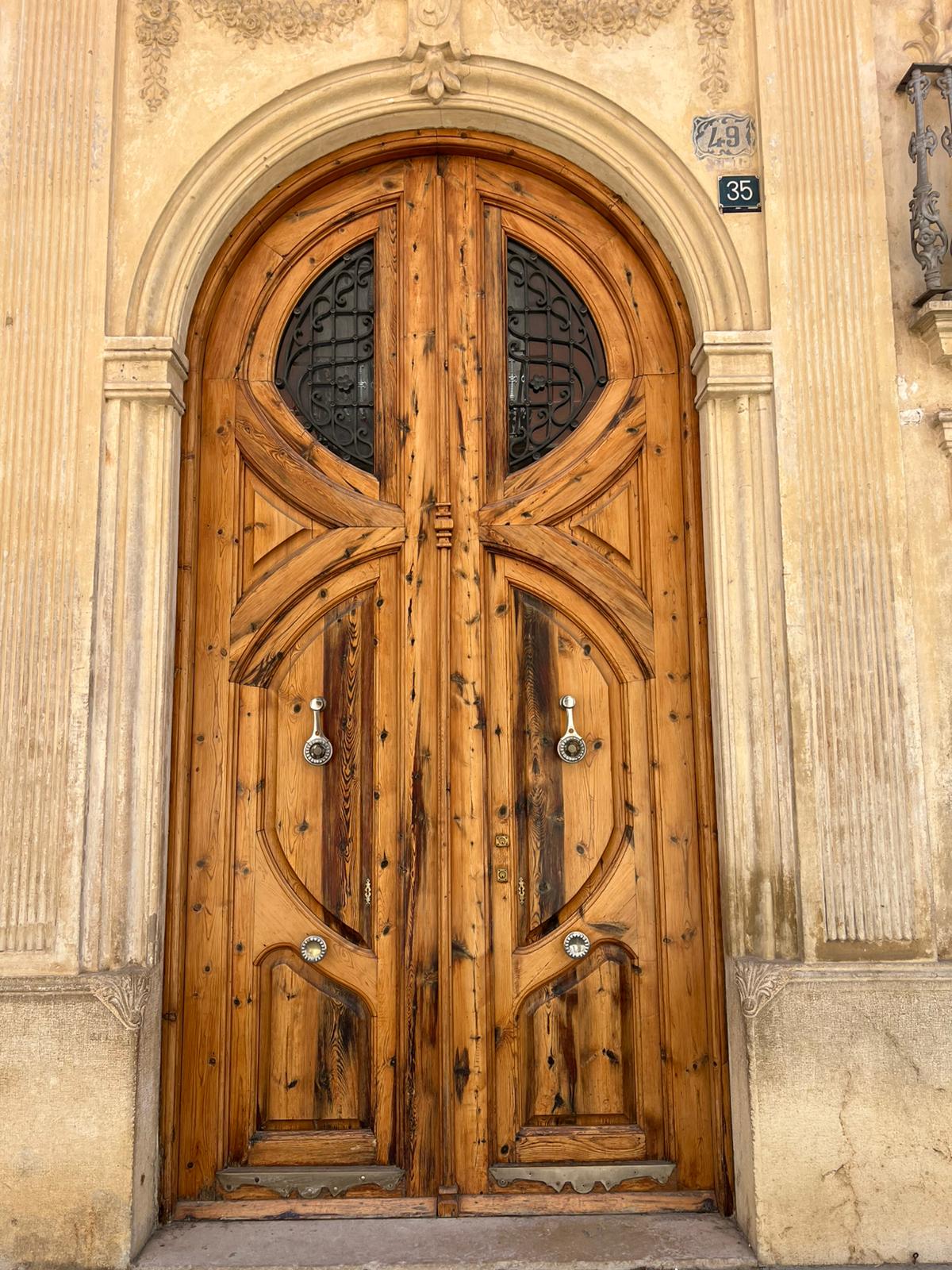 Puerta antigua en un callejón